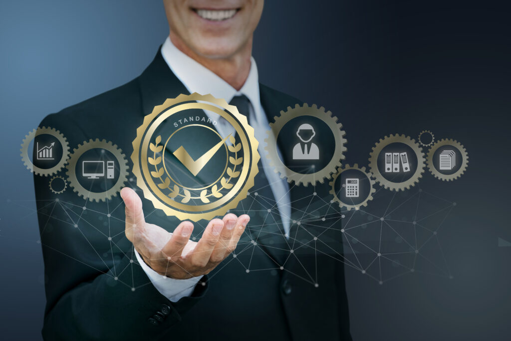 عمال في المصنع