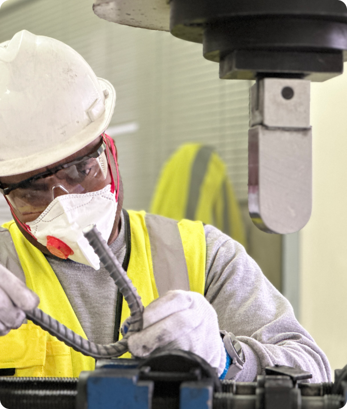 عامل يحمل قضبان حديد